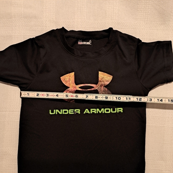 Under Armour boys size 4 heat gear black short sleeved shirt, - Picture 2 of 7